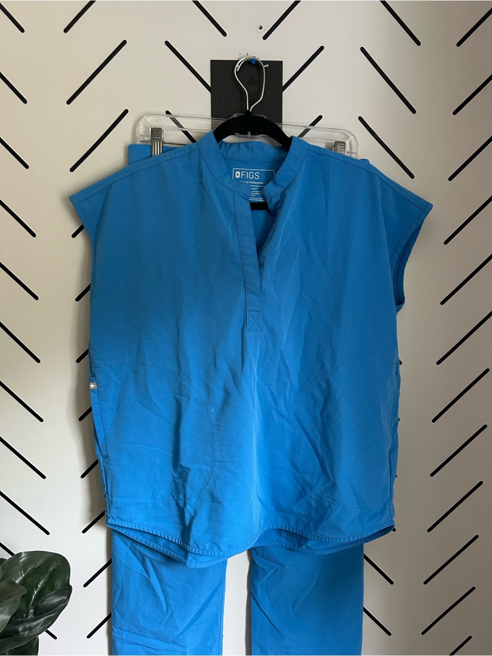 Figs capri blue limited Edition scrub SET Livingston pants Rafaela top